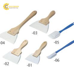 Gạt cao su Spatula hình tam giác (155mm x 215mm, tay cầm bẵng gỗ) AS ONE 6-149-03