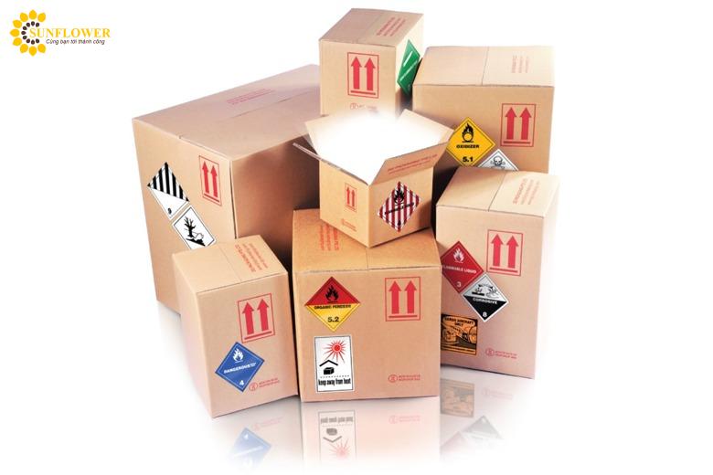 Các Tiêu Chuẩn Quốc Tế Của Thùng Carton UN Mark Bạn Cần Biết 2 thùng carton UN Mark là loại bao bì đóng gói dành cho hàng hóa nguy hiểm